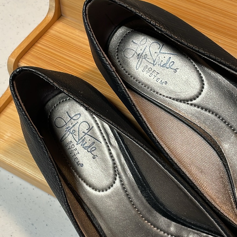 LifeStride Soft System 1-inch pumps, black, reptile pattern, Size 8M, like new. - Picture 4 of 12